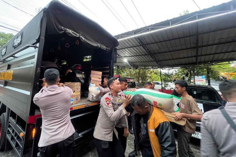 Personel Satbrimob Polda Jawa Tengah mendistribusikan bantuan untuk para pengungsi (foto: Dok Humas Polri)