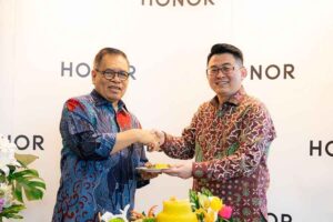 Kiri ke kanan, Duta Besar RI untuk Republik Rakyat Tiongkok dan Mongolia, HE Djauhari Oratmangun, dan Presiden Honor South Pacific, Justin Li