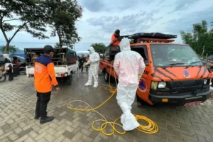 BPBD Jatim Lakukan Sterilisasi Pasar Hewan untuk Cegah Penyebaran Virus PMK Tim BPBD Jatim dan Kabupaten/Kota melakukan penyemprotan disinfektan di sejumlah pasar hewan