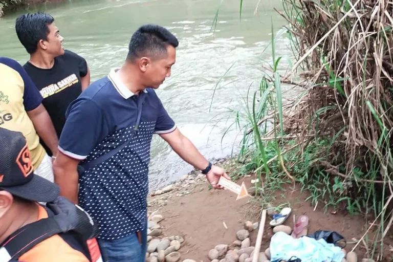 Petugas menunjukkan barang-barang milik korban di dekat sungai (foto: Dok Humas Polri)