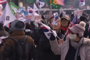 Penahan Presiden Korsel Diperpanjang, Pendukung Paksa Masuk Gedung Pengadilan Korea Selatan bergejolak setelah pengadilan di Seoul memutuskan memperpanjang masa penahanan Presiden Yoon Suk Yeol