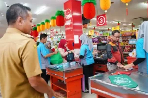 Pj Wali Kota Pontianak Edi Suryanto saat inspeksi mendadak ke swalayan dan toko modern untuk melihat perkembangan pelaksanaan larangan penyediaan kantong plastik sebagai wadah belanja.