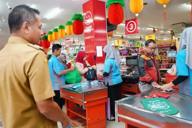 Pantau Larangan Kantong Plastik, Pemkot Imbau Warga Bawa Tas Belanja dari Rumah Pj Wali Kota Pontianak Edi Suryanto saat inspeksi mendadak ke swalayan dan toko modern untuk melihat perkembangan pelaksanaan larangan penyediaan kantong plastik sebagai wadah belanja.