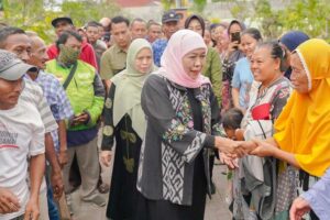Khofifah Ziarah ke Makam Keluarga dan Berbagi Sembako Jelang Pelantikan Gubernur Jatim Jelang Pelantikan, Khofifah Ziarah ke Makam Suami dan Orang Tua Serta Berbagi Ratusan Paket Sembako Bagi Warga Tak Mampu