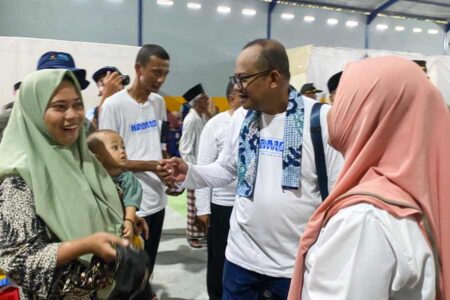 HCML Resmikan Gedung Serbaguna Harmoni Mandangin untuk Perkuat Pemberdayaan Masyarakat Manager Regional Office & Relations HCML, Hamim Tohari, sedang berbincang dengan warga di Desa Pulau Mandangin, Kecamatan Sampang, Kabupaten Sampang