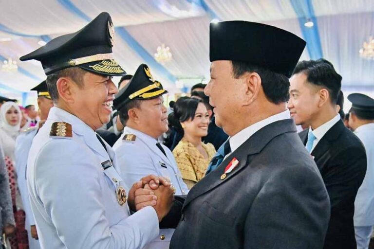 Presiden Prabowo saat mengucapan selamat pada kepala daerah yang dilantik di Istana Kepresidenan Jakarta (foto: Dok BPMI Setpres)