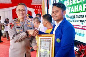 Salah satu mahasiswa Madiun penerima penghargaan dari Kapolri (foto: Dok Humas Polri)