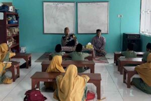 Aipda Hartono bersama anak-anak TPQ Arroyyan di Desa Sumbersari, Kecamatan Kayen, Pati (foto: Dok Humas Polri)