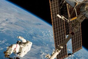 Astronot NASA dan Komandan Ekspedisi 72 Suni Williams di efektor ujung pengunci lengan robot Canadarm2 saat sedang bermanuver ke lokasi kerjanya 264 mil di atas Samudra Pasifik Selatan. Diketahui, Williams melepas dan menyimpan rakitan antena grup frekuensi radio selama lima jam 26 menit berjalan di luar angkasa di luar Stasiun Luar Angkasa Internasional. (foto: Dok NASA)