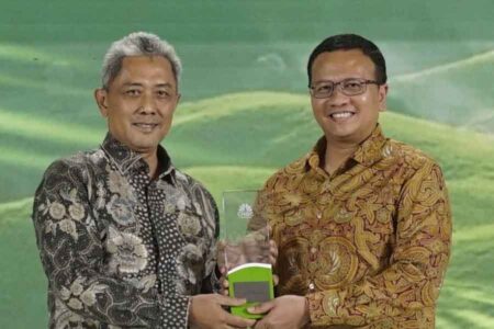 Telkom Raih Penghargaan ESG Sustainability Ratings 2025 atas Komitmen Keberlanjutan Deputi Bidang Tata Lingkungan Hidup dan Sumber Daya Alam Berkelanjutan BPLH Sigit Reliantoro (Kiri) menyerahkan penghargaan ESG Sustainability Ratings 2025 kepada VP Sustainability Telkom Gunawan Wasisto Ciptaning Andri (Kanan)