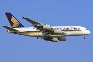 Singapore Airlines Group dan Aether Fuels Teken MoU Pengembangan Bahan Bakar Penerbangan Berkelanjutan Peswat Airbus A380 Singapore Airlines (foto: Jeffry SS, pexels)