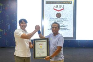 Direktur Utama Regional Jawa Subholding Upstream Pertamina Wisnu Hindadari (kanan) menerima penghargaan dari MURI