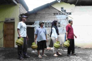 Pj Gubernur DKI Tinjau Pangkalan di Kramat Jati, Temukan Harga LPG 3 Kg Capai Rp 19.000 Suasana pangkalan gas LPG 3 kilogram di Kramat Jati, Jakarta