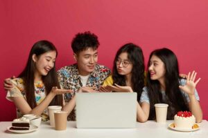 Ilustrasi sejumlah anak muda sedang diskusi persiapan bisnis di industri kreatif (foto: Generatif AI)