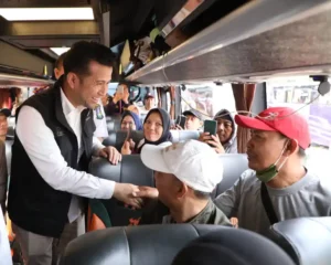 Wakil Gubernur Jawa Timur Emil Elestianto Dardak menyapa peserta Program Mudik Bareng-Gratis Pemprov Jatim 2025