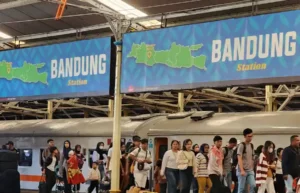 PT KAI Daop 2 Bandung mencatat lonjakan jumlah pelanggan saat puncak arus mudik Lebaran 2025, dengan hampir 18 ribu penumpang berangkat ke berbagai tujuan.