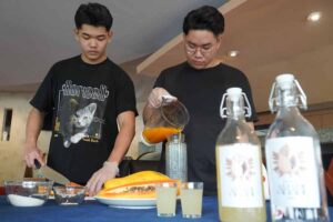 Mahasiswa UK Petra Surabaya Olah Pepaya Jadi Wine Berkualitas Tinggi Cleary Budiman dan Davin Varian Ikwanto Koean