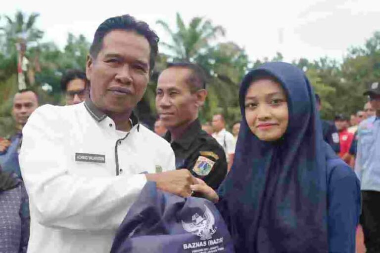 Baznas Bazis Jakarta Timur menyalurkan 16.500 paket sembako kepada PJLP sebagai bentuk apresiasi atas kontribusi mereka melalui sedekah bulanan.