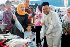 Gubernur Khofifah Ajak Cucu Kunjungi Pasar Bandeng Gresik, Kenalkan Tradisi Lebaran Sejak Dini Gubernur Khofifah Kunjungi Pasar Bandeng Gresik Bersama Cucu