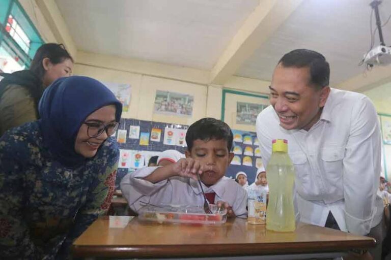 Sekolah Rakyat di Surabaya mengadopsi konsep pemerintah pusat, tapi Pemkot Surabaya melakukan sejumlah modifikasi agar program ini lebih sesuai dengan kebutuhan