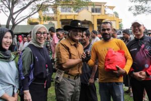 Pangdam IM Salurkan Bantuan Sembako dalam Kegiatan Sanggamara Ngabuburit Fun Offroad Ws. Dandim 0101/KBA Dampingi Pangdam IM Salurkan Bantuan Sembako dalam Kegiatan Sanggamara Ngabuburit Fun Offroad