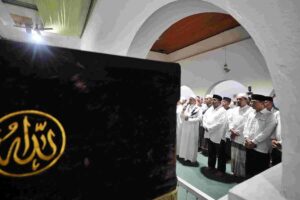 Wagub DKI Jakarta Rano Karno saat mengunjungi Masjid Jami Al-Mukarromah, Pademangan, Jakarta Utara.