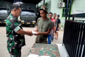 Kodim 0101/KBA Bagikan Nasi dan Takjil Gratis untuk Warga di Bulan Ramadhan Berkah Ramadhan, Kodim 0101/KBA Bagikan Nasi dan Takjil Gratis untuk Warga