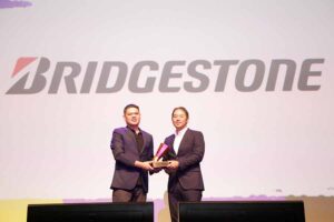 Bridgestone Indonesia Raih Gold Champion di Indonesia WOW BRAND 2025 untuk Ketujuh Kalinya Marketing Director Bridgestone Indonesia, Masaki Abe (kanan) menerima Gold Champion – 2025 WOW Brand Award sebagai brand terbaik untuk kategori Car Tire