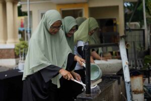 Gerakan Masjid Bersih 2025 Digelar di Surabaya, Libatkan 150 Ibu dan Marbot Jelang Ramadan Kegiatan Gerakan Masjid Bersih 2025 di Masjid Al Magfirah Surabaya.