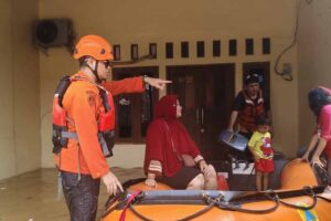 Banjir Bekasi Rendam 13 Kecamatan, Bupati Instruksikan Penanganan Cepat Evakuasi warga terdampak banjir di Bekasi