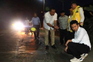 Emil Dardak Tinjau Jalan Berlubang dan Dam Jebol di Situbondo Wakil Gubernur Jawa Timur Emil Elestianto Dardak saat melakukan pengecekan jalan di Ruas Probolinggo Situbondo di Banyuglugur, Situbondo