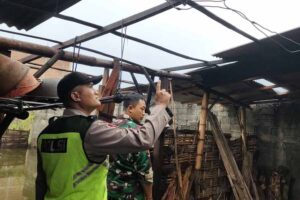 Angin Kencang Rusak 10 Rumah di Tulungagung, Tidak Ada Korban Jiwa Polsek Campurdarat Polres Tulungagung bersama Koramil Campurdarat saat mendatangi TKP bencana angin puting beliung.