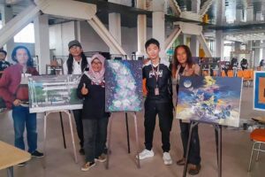 Komunitas Ilustrasi Idiom Tampilkan Seni Interaktif di Prime Time 2025 UK Petra Surabaya Ketua Panitia Acara Prime Time 2025, Raymond (tengah), berfoto bersama Komunitas Ilustrasi Idiom di Gedung Q, Kampus UK Petra Surabaya.