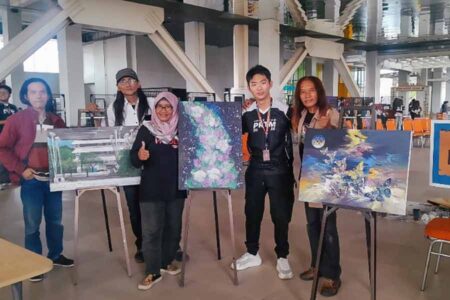 Ketua Panitia Acara Prime Time 2025, Raymond (tengah), berfoto bersama Komunitas Ilustrasi Idiom di Gedung Q, Kampus UK Petra Surabaya.