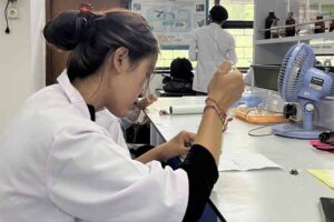 Mahasiswa ITS Ciptakan Alat Deteksi Glukosa Non-Invasif Lewat Air Liur, Raih Medali Emas di Thailand Proses pengujian air liur pada kertas sensor untuk mendeteksi tingkat glukosa