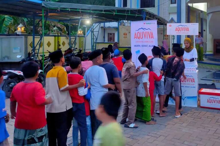 AQUVIVA bagikan 450.000 botol air mineral di 200 titik selama Ramadan 2025