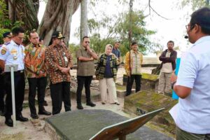 Wagub DKI Jakarta Rano Karno saat meninjau pulau bersejarah di Kabupaten Administrasi Kepulauan Seribu