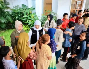 Gubernur Jawa Timur berbagi 1.500 sembako bagi masyarakat sekitar Kantor Gubernur Jatim