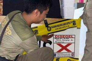 Petugas Satpol PP Kota Surabaya menyegel stan penjual es krim diduga mengandung alkohol