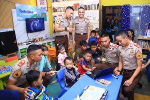 Kegiatan di Rumah Baca Zhaffa bersama taruna Akpol