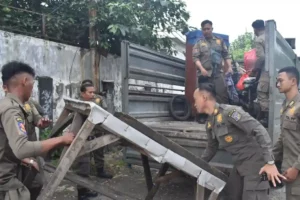 Satpol PP Surabaya tertibkan PKL di Jalan Pegirian dan bangunan liar di Jalan Indrapura untuk ciptakan lingkungan kota yang bersih dan nyaman.