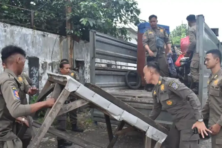 Satpol PP Surabaya tertibkan PKL di Jalan Pegirian dan bangunan liar di Jalan Indrapura untuk ciptakan lingkungan kota yang bersih dan nyaman.