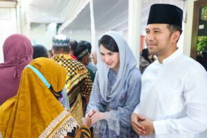 Emil Dardak Sebut Tradisi Kupatan di Trenggalek Jadi Daya Tarik Pemudik Setiap Tahun Wakil Gubernur Jawa Timur Emil Elestianto Dardak bersama Arumi Bachsin