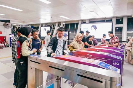 Ilustrasi pengguna layanan transportasi LRT Jabodebek