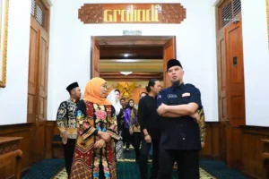 Ahmad Dhani Meriahkan Halal Bihalal Gelaran Gubernur Jatim Gubernur Khofifah Indar Parawansa bersama musisi sekaligus anggota DPR RI dari Fraksi Partai Gerindra, Ahmad Dhani