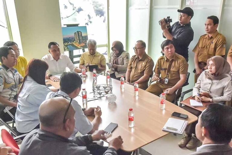 Wali Kota Surabaya tegaskan fasilitas dasar Apartemen Bale Hinggil tidak boleh dimatikan, meski konflik hukum antara penghuni dan pengelola masih berlangsung.