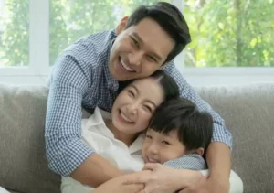 Survei Jakpat: Orang Tua di Indonesia Lebih Cemas Anak Tak Sopan daripada Tak Lulus Sekolah Ilustrasi sebuah keluarga (foto: istimewa)