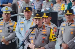 Kapolri Jenderal Pol Listyo Sigit Prabowo saat menyampaikan keterangan usai meninjau Stasiun Tawang Semarang