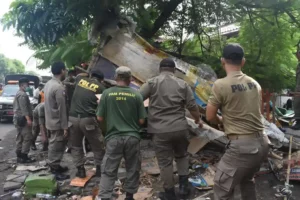 Satpol PP Surabaya Tertibkan 30 PKL yang Berjualan di Atas Saluran Air Kawasan Klenteng Mbah Ratu