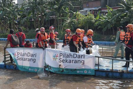 Yayasan WINGS Peduli kumpulkan 592,4 kg sampah dari Sungai Ciliwung dalam Aksi Bersih peringatan Hari Bumi, dorong masyarakat pilah sampah dari rumah.